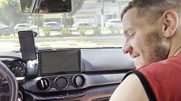 O MOTORISTA PAUZUDO QUIS BRINCAR COM O CUZINHO DO PASSAGEIRO