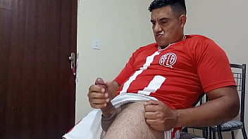 YURI GA&Uacute_CHO - TORCEDOR MEGA-DOTADO PUNHETANDO COM GOZADA FARTA