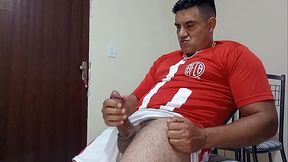 YURI GA&Uacute_CHO - TORCEDOR MEGA-DOTADO PUNHETANDO COM GOZADA FARTA