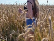 Экстремальный секс в поле. Красотка матерится и громко стонет. POV