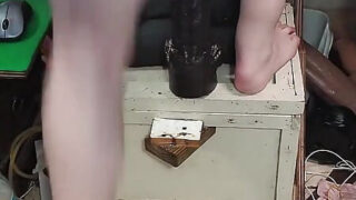 Kuuma leikkaamaton amatööri homo masturboi kovaa ja hakkaa hänen persettään dildolla