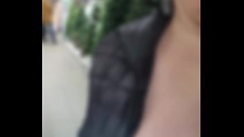 Je marche dans les all&eacute_es d&#039_un magasin les seins dehors