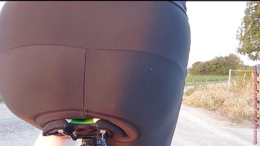Dicker Arsch auf dem Fahrradsattel
