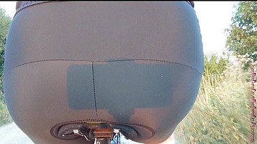 Dicker Arsch auf dem Fahrradsattel