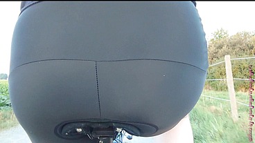 Dicker Arsch auf dem Fahrradsattel