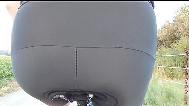 Dicker Arsch auf dem Fahrradsattel