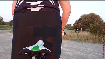 Dicker Arsch auf dem Fahrradsattel