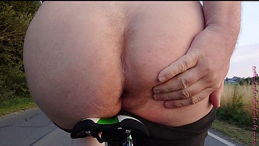 Dicker Arsch auf dem Fahrradsattel
