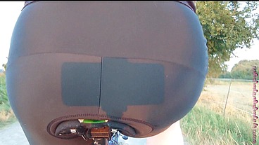 Dicker Arsch auf dem Fahrradsattel
