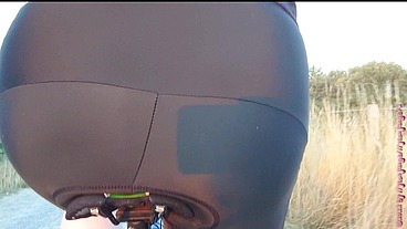 Dicker Arsch auf dem Fahrradsattel