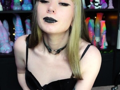 Annalisa is an amateur teen babe fucking the toy