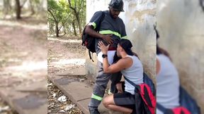 flagrado trabalhador de uniforme fodendo outro cara no mato