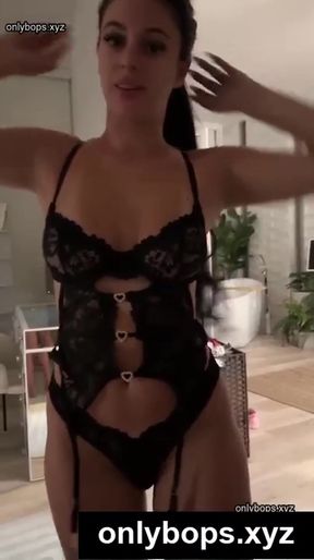 Curvy solo babe posing