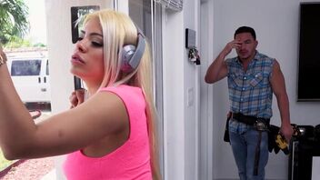 Desire to be fucked by the neighbor fills married Luna Star