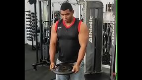 Como fazer eleva&ccedil_&atilde_o frontal na academia na Polia   Macetes