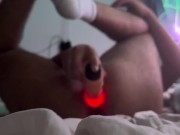 Joven caliente se preña su culo estrecho con una verga gruesa