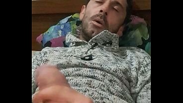 Papa llega a casa despu&eacute_s de un largo d&iacute_a y se hace una buena paja