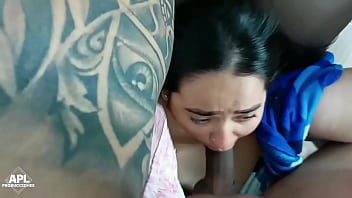 Le digo al puto de mi hijastro que entre a mi cuarto que necesito de su ayuda debajo de mis cobijas, pero el llega con su verga activada para mi boca - Parte 1