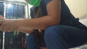 Una madrastra madura de culo regordete y grandes tetas se masturba en casa sobre el sofa. &iquest_Quieres follarla? PAWG. ASMR. BBW. fetiche aficionado. 1