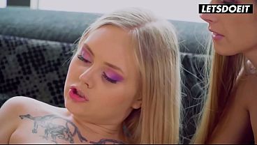 Tattooed blonde plays in lesbian threesome with fingers
