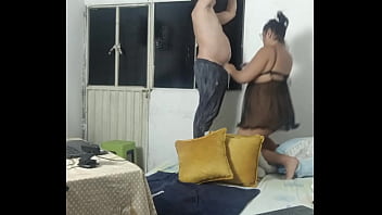 Le follo el culo a mi madrastra despu&eacute_s de ayudarle a montar unas cortinas