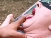 Moglie troia scopata nel culo da uno sconosciuto e squirta mentre fa un pompino al marito