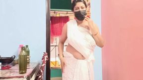 Indian Mom Saree Shows Hairy Pussy, Big Boobs Aunty Seduces in Desi Style Indian Bhabhi