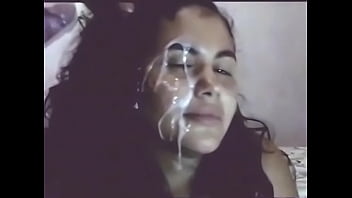 Novinha levando gozada na cara