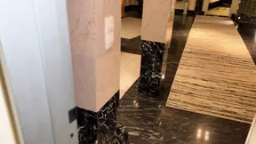 Een slet die hard rijdt op een vleespaal .