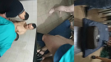 Levei a magrinha para fuder no vestiário da empresa