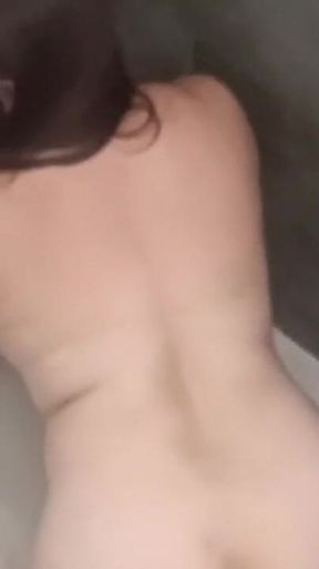 Mamando La Verga Del Vecino En La Tina