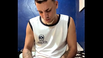 Novinho chega da escola cheio de tesao e joga o leite pra fora