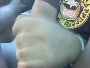 Masturbo a mi amigo de enorme y gruesa polla en el auto.