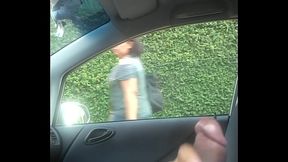 Batendo punheta no carro e coroa flagra com gosto!