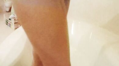 Quarantined milf in Italy can't get a big cock in ...