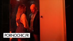 ”Tiffany Leiddi does a blowjob in the toilets of a restaurant”