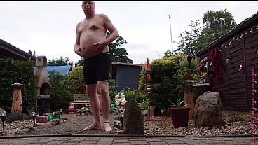 Dicker Mann im Vorgarten 3 ** Genital **