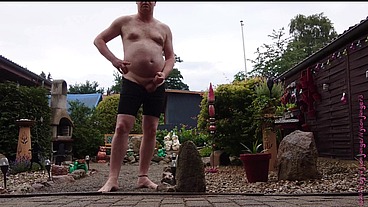 Dicker Mann im Vorgarten 3 ** Genital **
