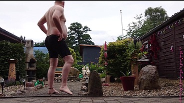 Dicker Mann im Vorgarten 3 ** Genital **
