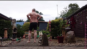 Dicker Mann im Vorgarten 3 ** Genital **
