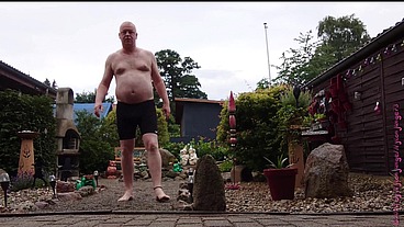 Dicker Mann im Vorgarten 3 ** Genital **