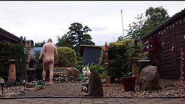 Dicker Mann im Vorgarten 3 ** Genital **