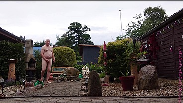 Dicker Mann im Vorgarten 3 ** Genital **