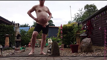 Dicker Mann im Vorgarten 3 ** Genital **