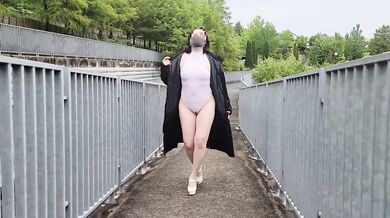 Mature wife slips into explicit afternoon park masturbation with her big toys
