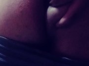 Metiéndome los dedos mientras estoy solito en mi cuarto