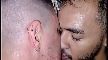 Tes&atilde_o pulsando forte entre dois ativos roludos num box de bar gay comendo rabo do passivo.