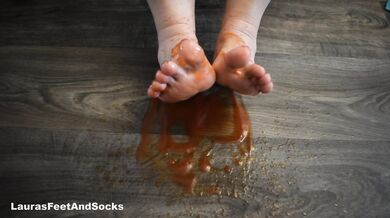 Feet in tomato sauce - fetish