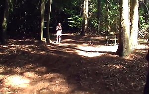 Hubsches deutsches Girl in Strumpfen wird im Wald gefickt