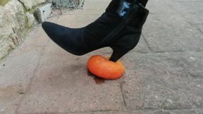 Today it's time to crush my slave so much, a fruit..